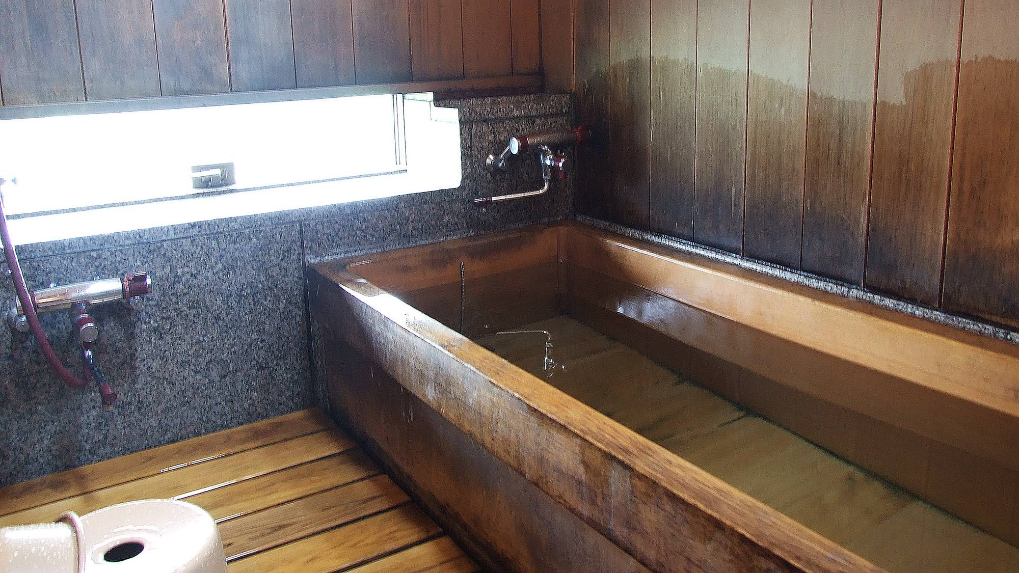 *【本館】客室風呂/ゆったりと足ものばすことができる、檜造りのバスルーム。