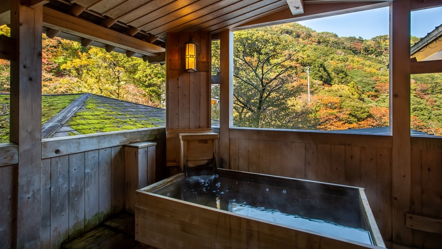 *【大浴場・露天風呂】男湯。秋は温泉に入りながら御在所山の紅葉をお楽しみいただけます。