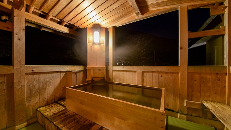 【*大浴場・露天風呂】男湯。室数が少ないですので、時間によっては温泉を独り占めできるかもしれません。