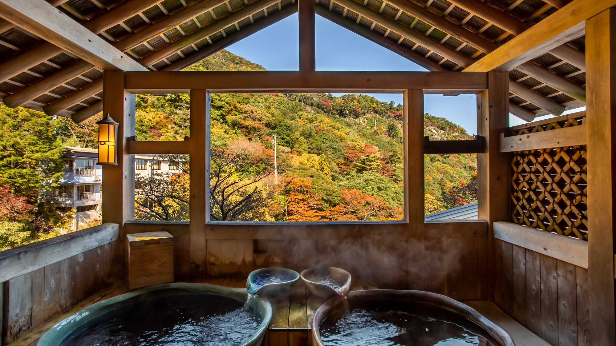 *【大浴場・露天風呂】女湯。秋は紅葉を見ながらゆったり浸かっていただけます。