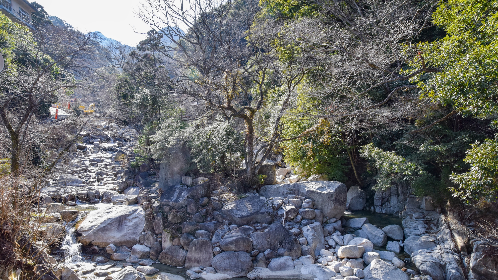 【*旅館周辺】三滝川の流れ。朝の散策がおすすめです。