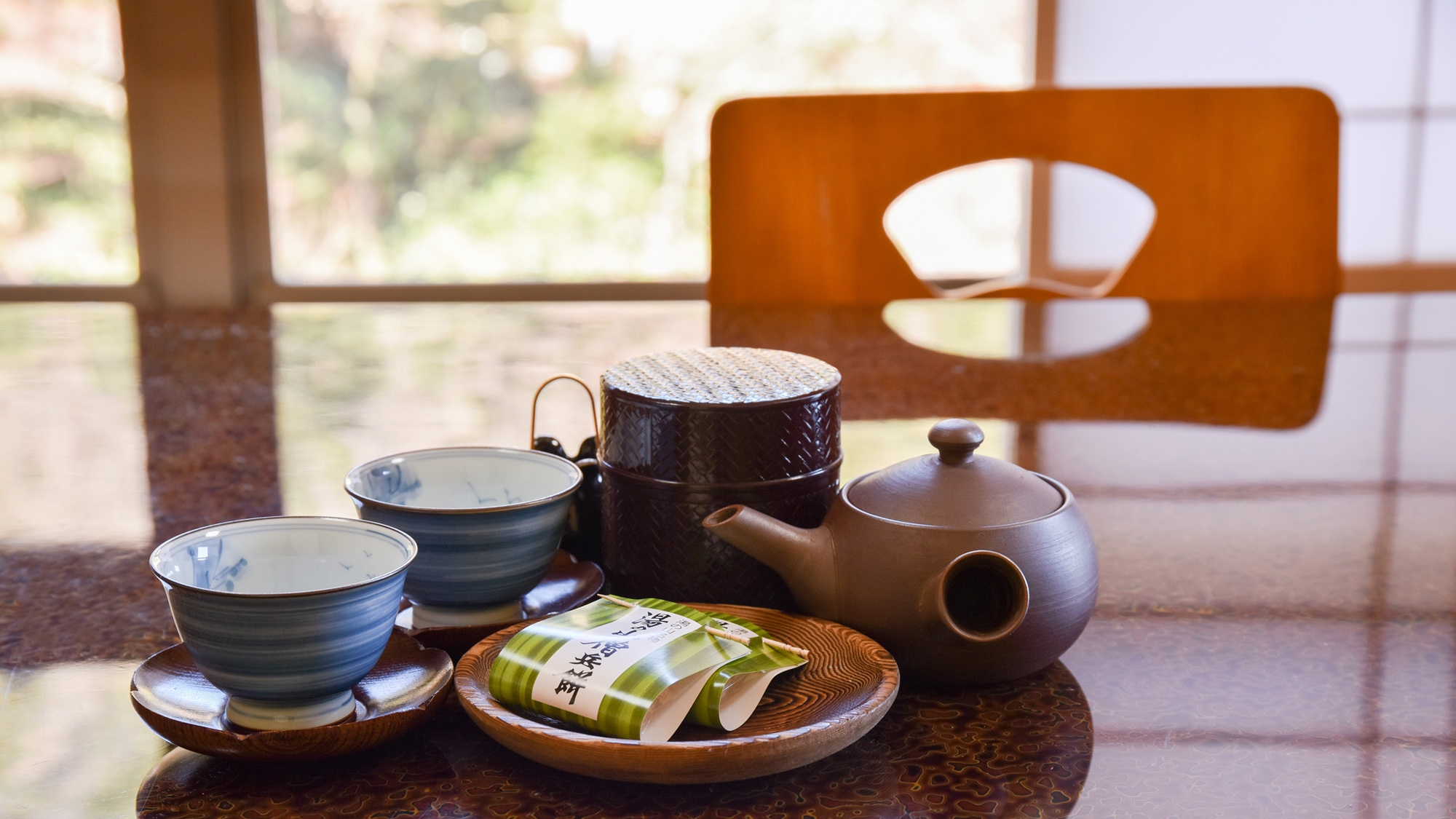 【*アメニティ】チェックイン後は湯の山名物のお茶菓子でほっこり。従業員がお茶をお淹れします。