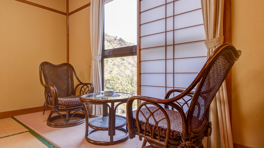【*和室12～14畳】三滝川と山の緑を眺めて、のんびりとお過ごしください。