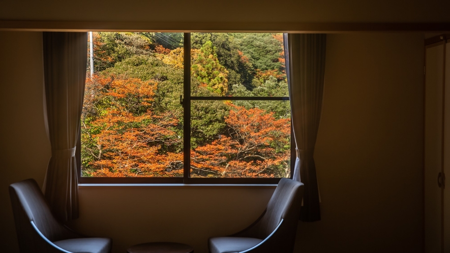 *【和室9～12畳】秋は窓から色鮮やかな紅葉の景色をお楽しみいただけます。