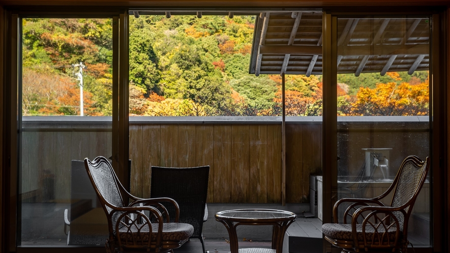 *【露天風呂付客室】窓からの眺め。山の緑の中に、真っ赤なロープウエイを一望できます。