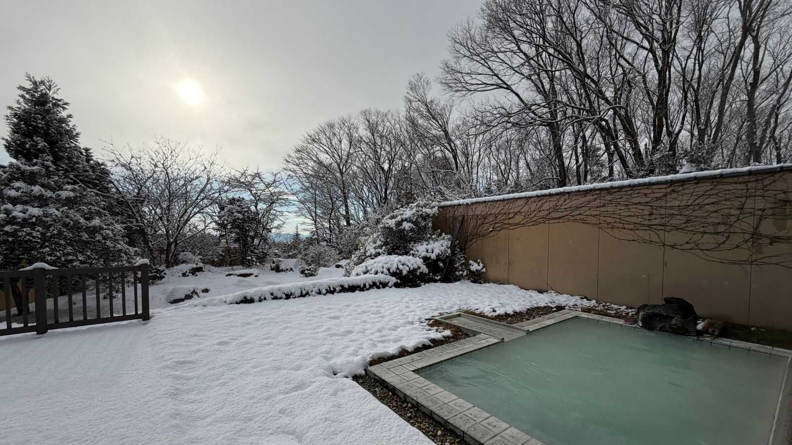 雪景色に包まれる冬の露天風呂