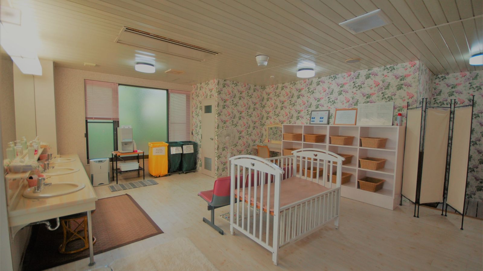 女子脱衣場にはベビーベッドも完備しております