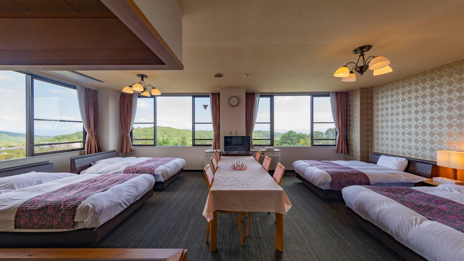 ベッドと畳のあるファミリールーム。内風呂が備えてあります。