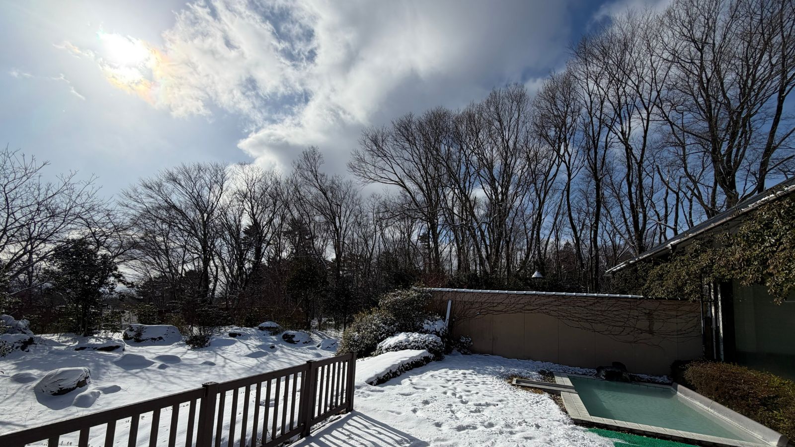 雪景色に包まれる冬の露天風呂