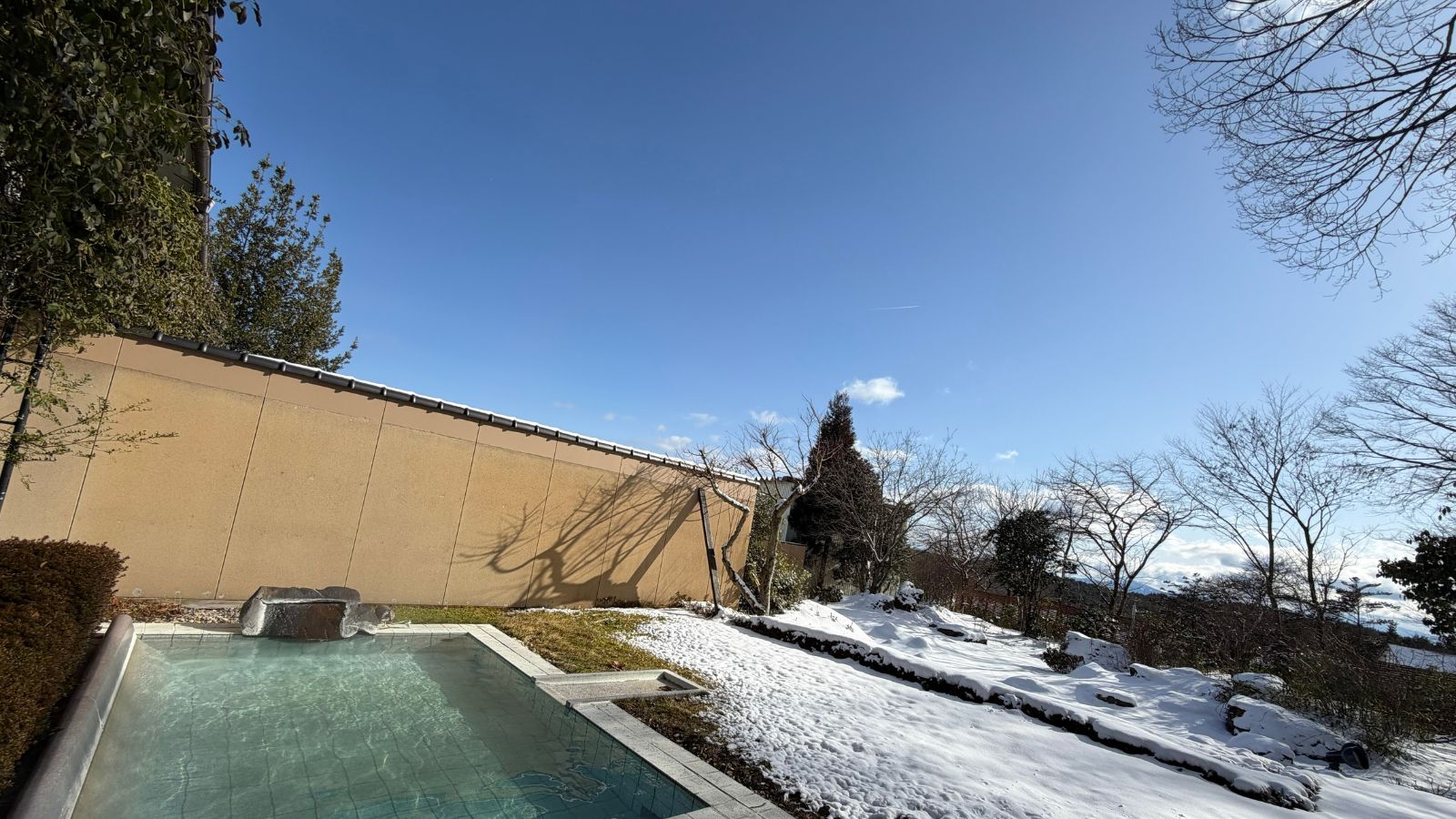 雪景色に包まれる冬の露天風呂