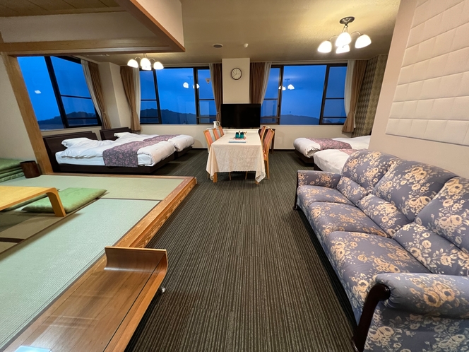 【和洋室グループルーム】４つのベッドと和室、内風呂を備えたご家族やグループ旅行に適したお部屋です。