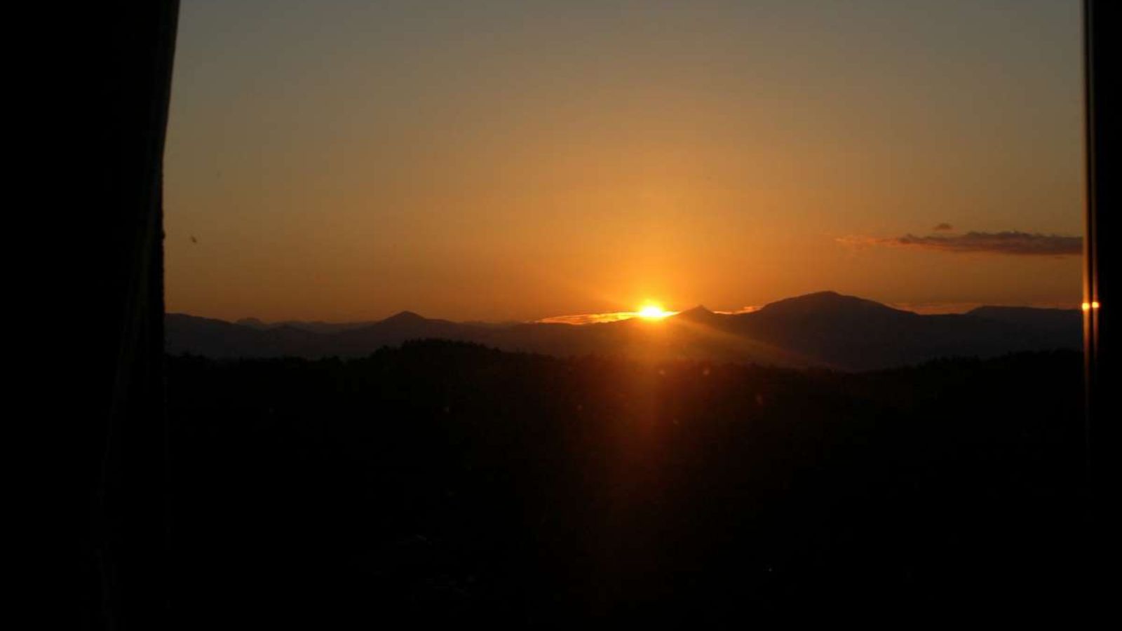 あたり一面オレンジ色に照らします。朝日を浴びてパワーチャージ