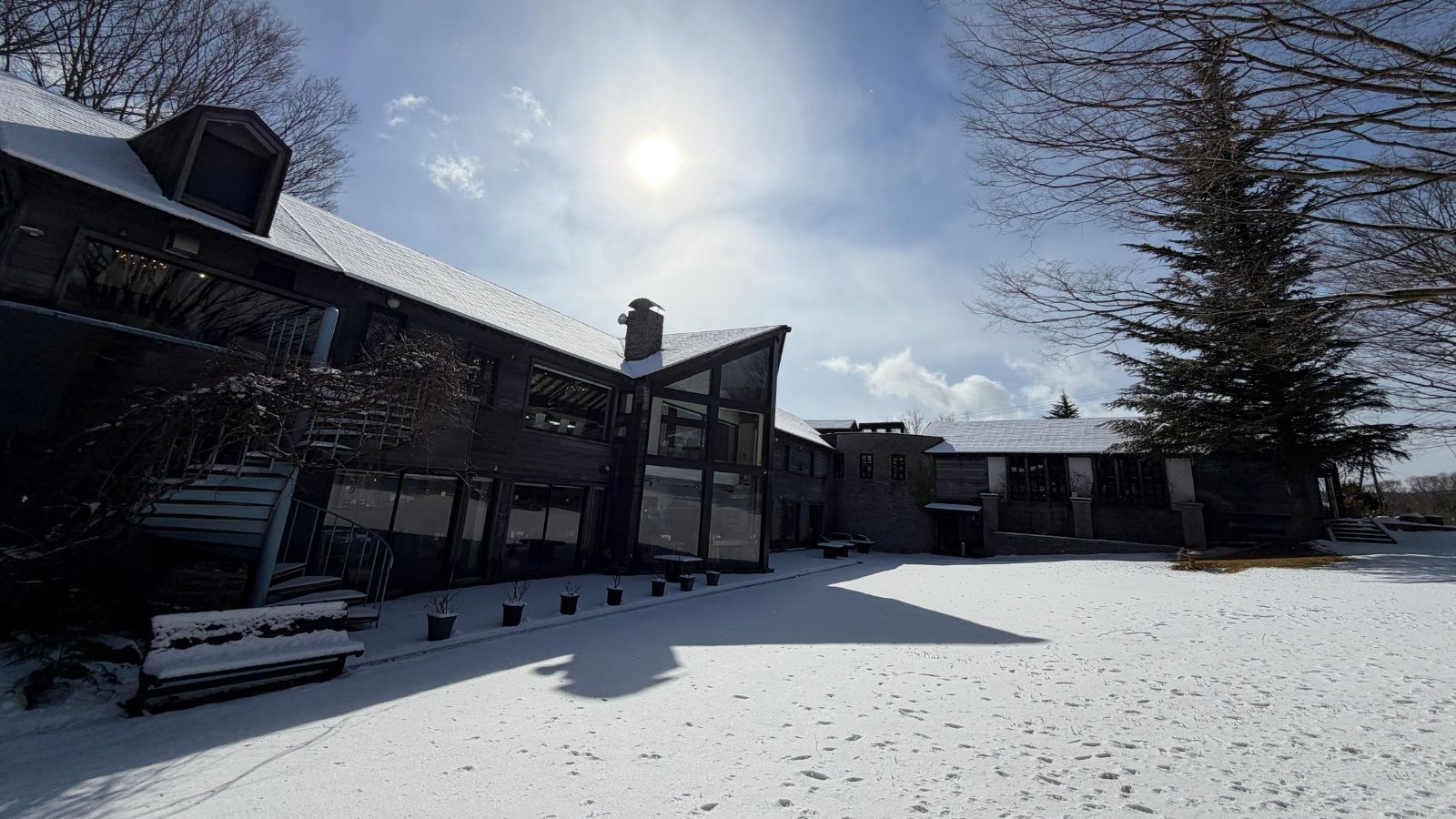 雪に染まる冬のレストラン外観