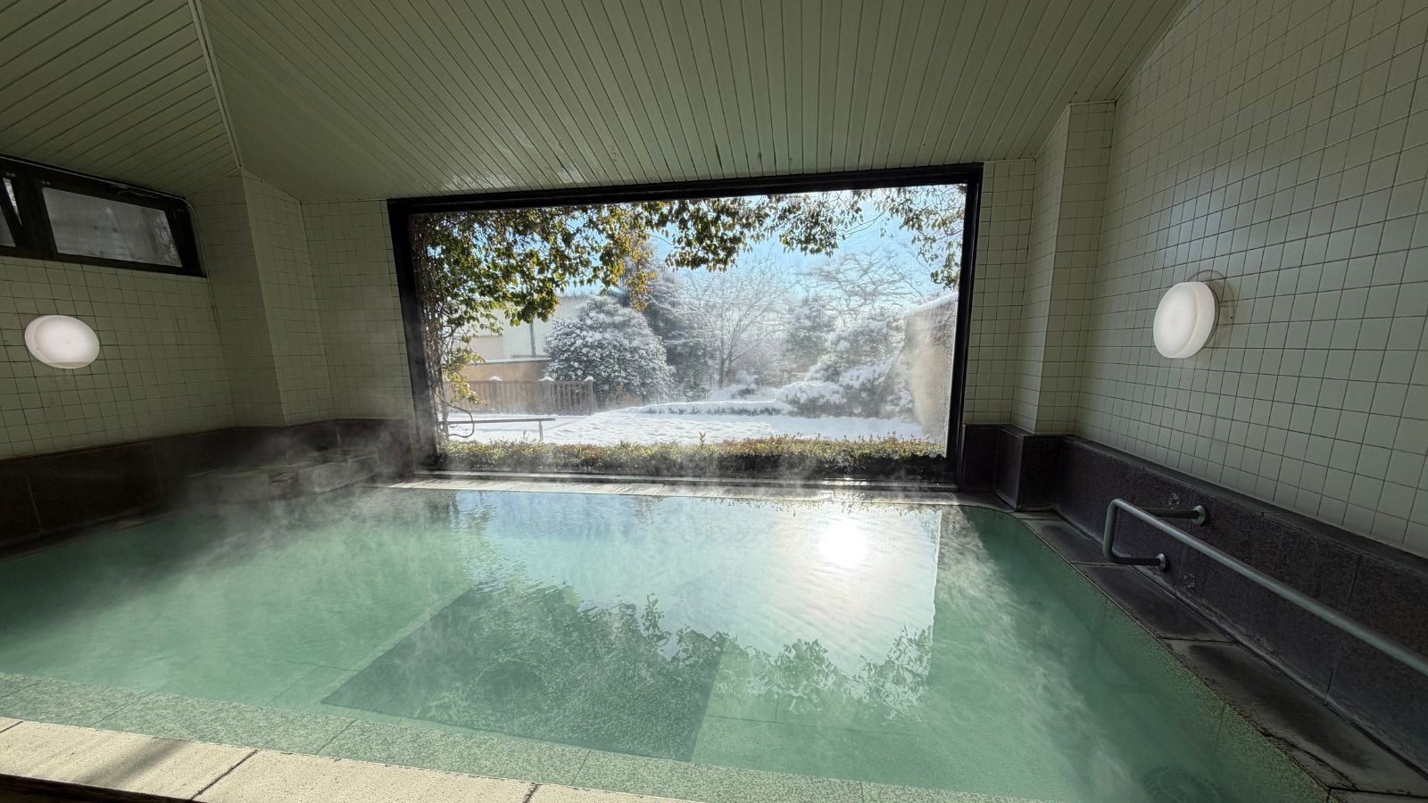 雪景色を望む冬の内湯