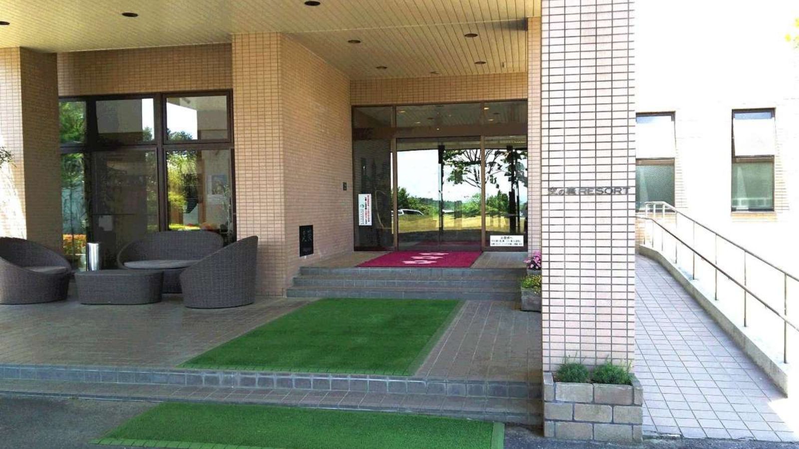 正面入り口　（車椅子もご準備しております）