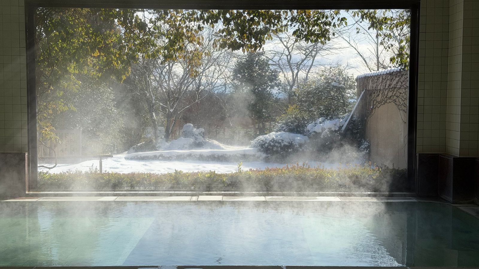雪景色を望む冬の内湯