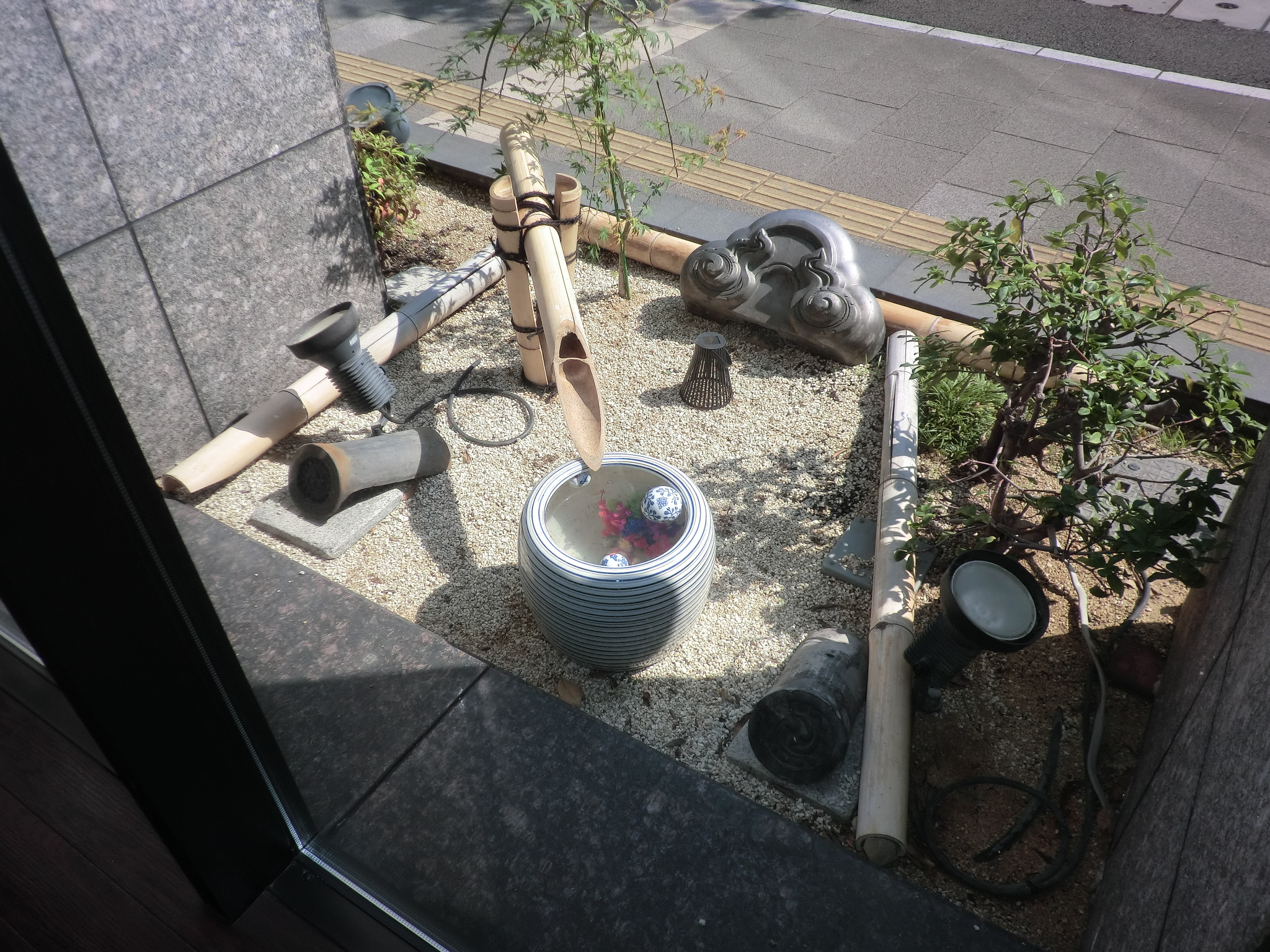 レストランから見た日本庭園風の庭