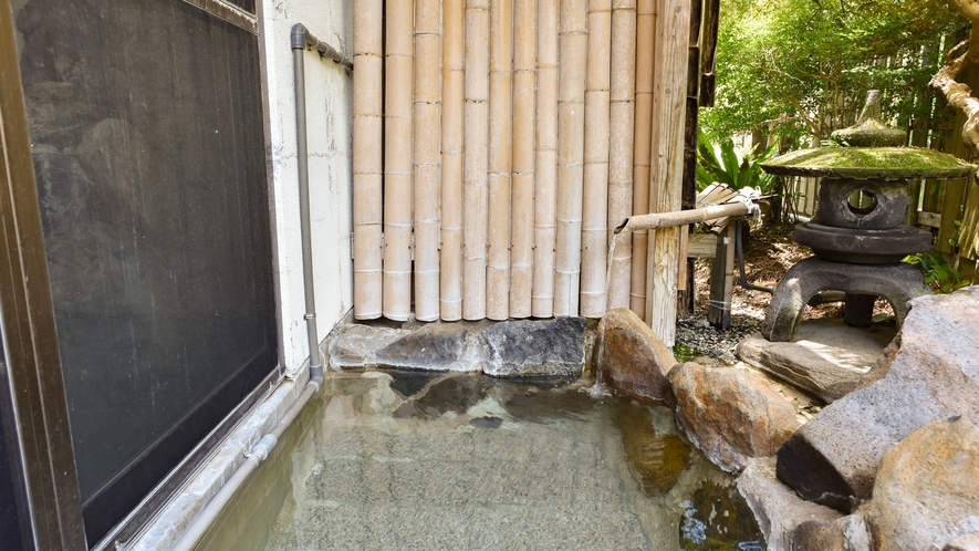 *【露天風呂：女湯】口コミでも好評！神の湯と呼ばれる紫尾温泉のお湯。