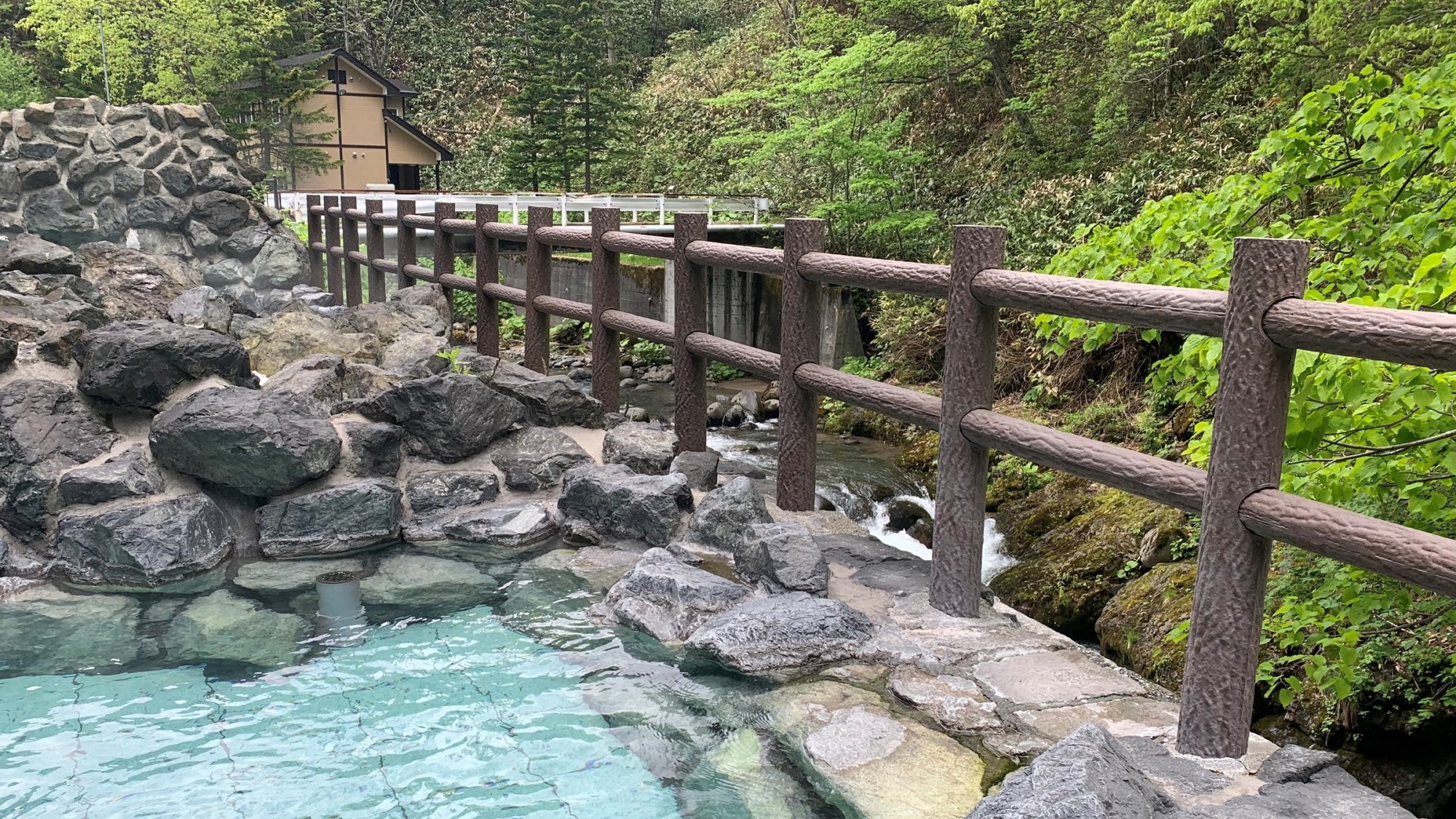 清流ユウトムラウシ川を見下ろす露天風呂