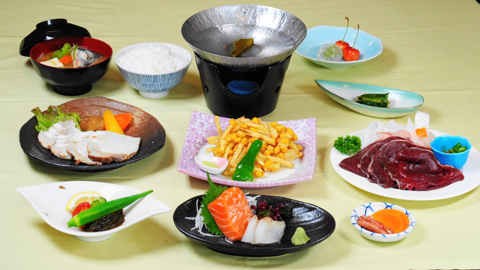 ご夕食一例（地場食材を活かした料理長おすすめ会席膳）