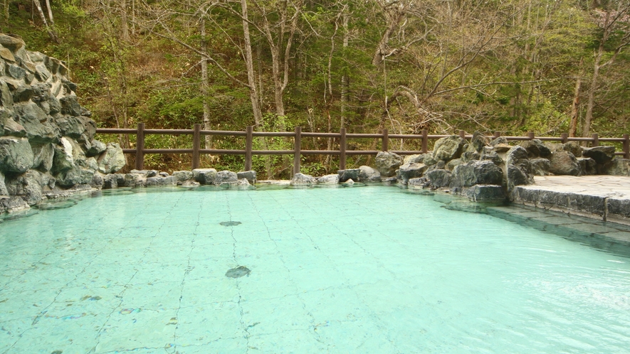 清流ユウトムラウシ川を見下ろす露天風呂