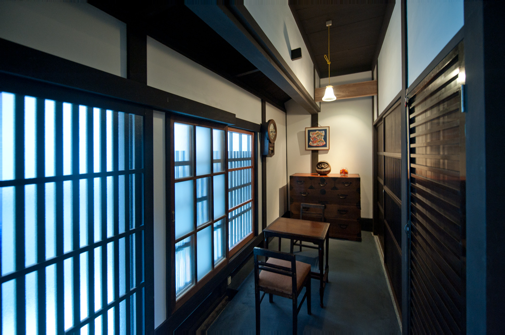 格子窓の内側のくつろぎ空間