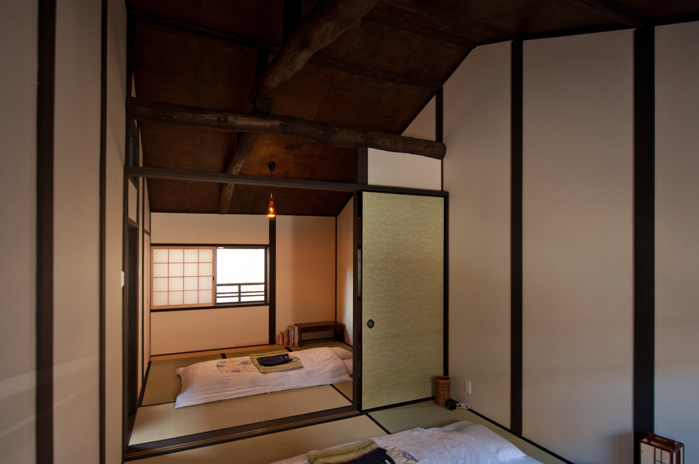 梁の見える高い天井で開放感があります