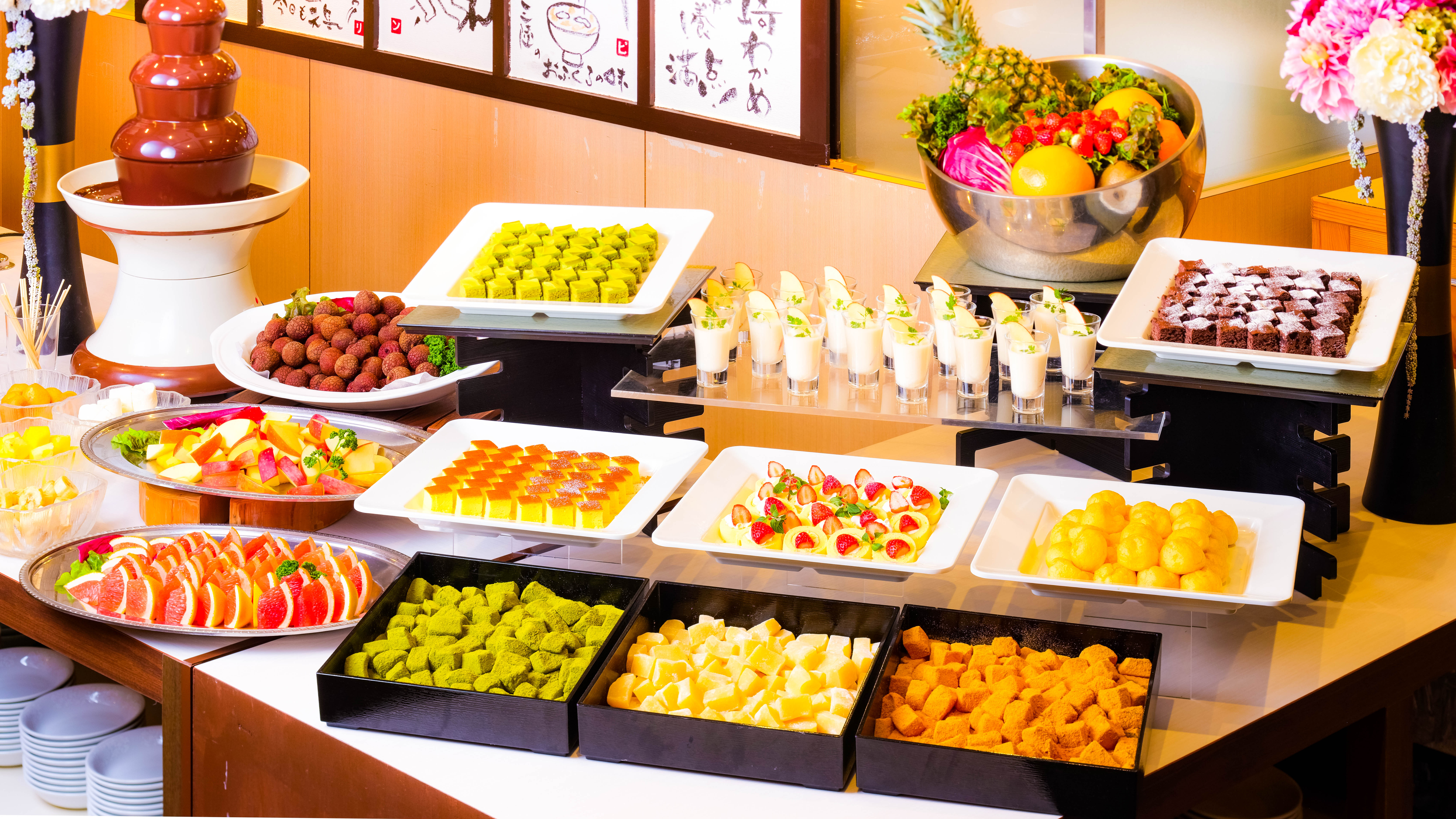 『スイーツコーナー』フルーツやマシュマロなどでチョコフォンデュ