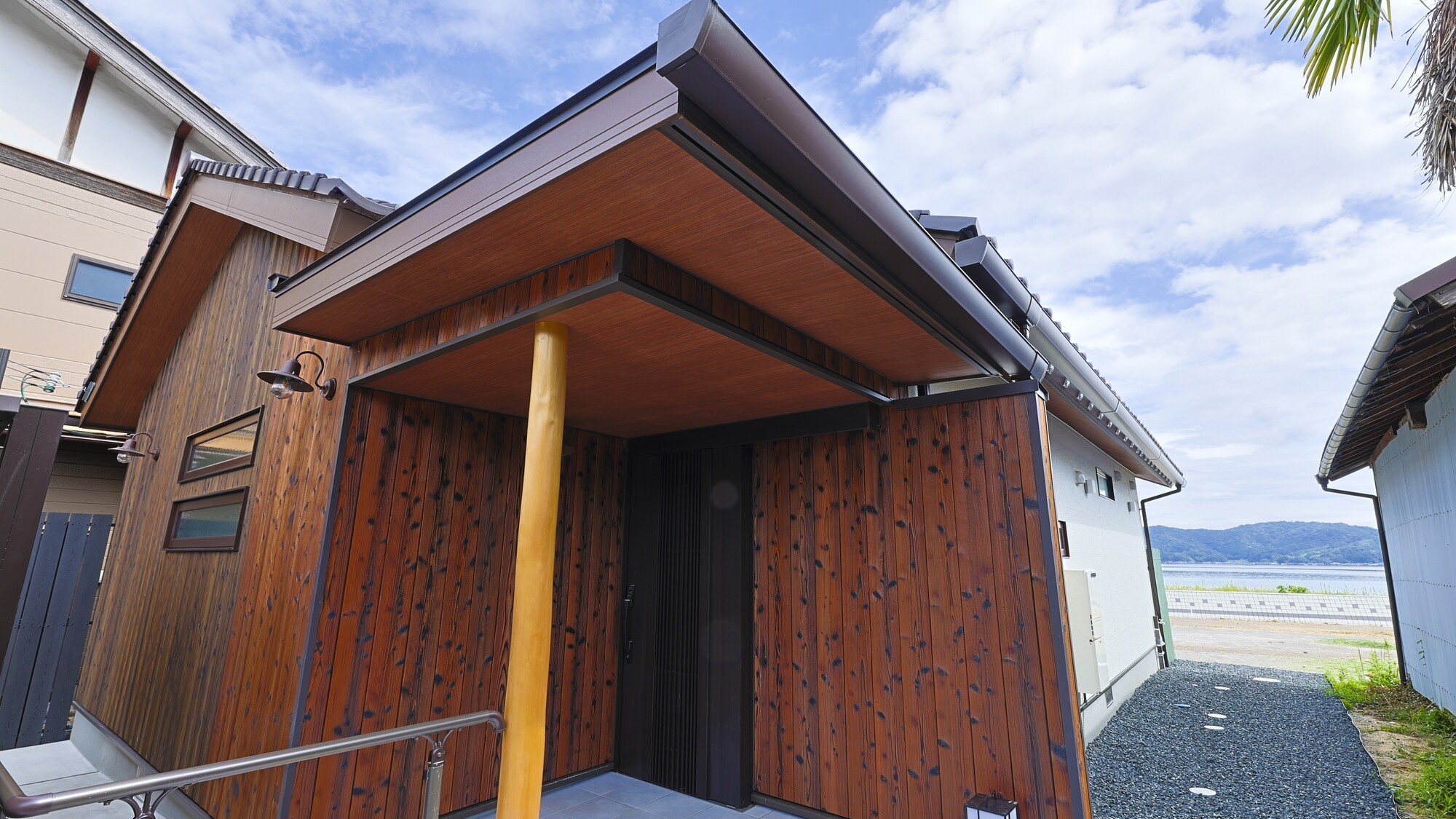 静寂に佇む上質な玄関エントランス