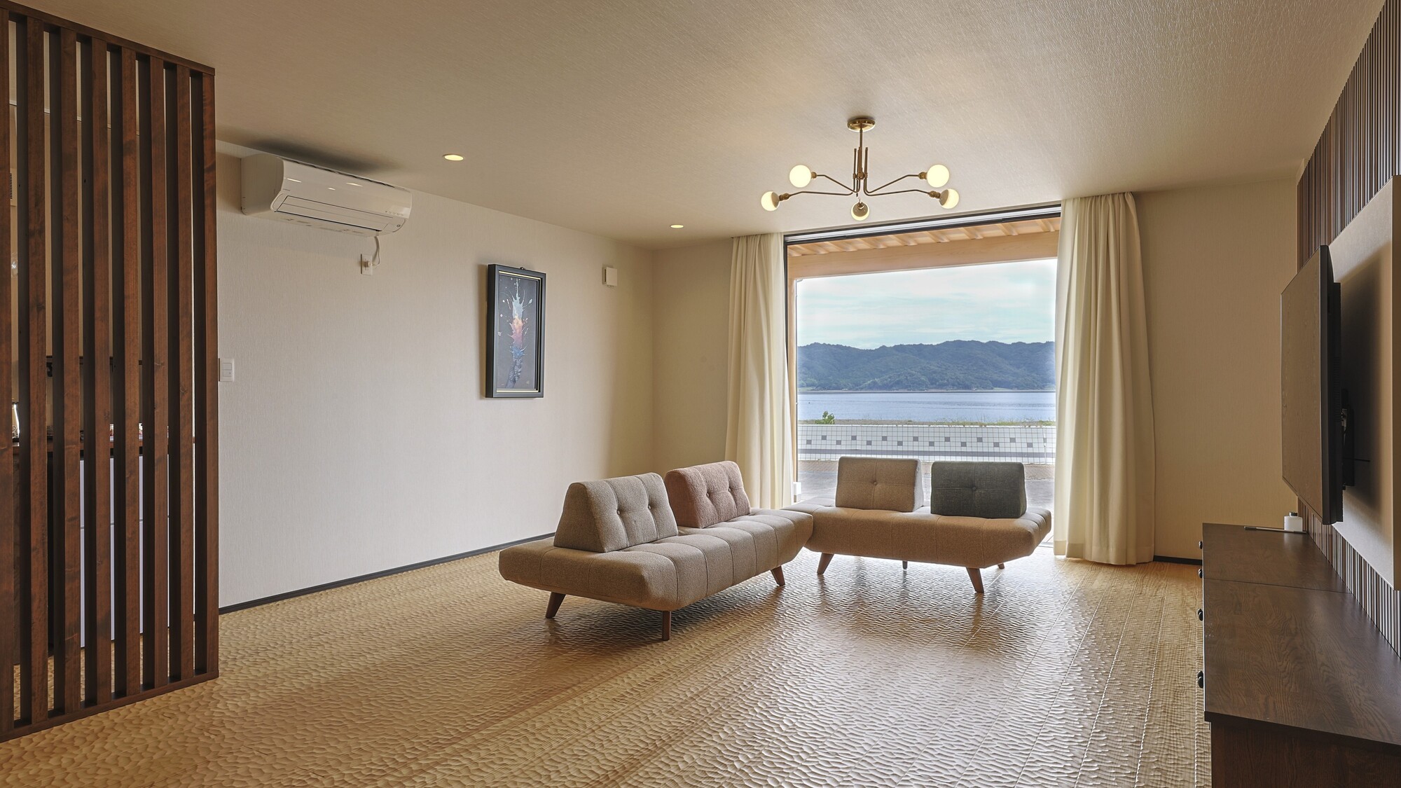 宮津湾の絶景を望む開放的なリビング空間