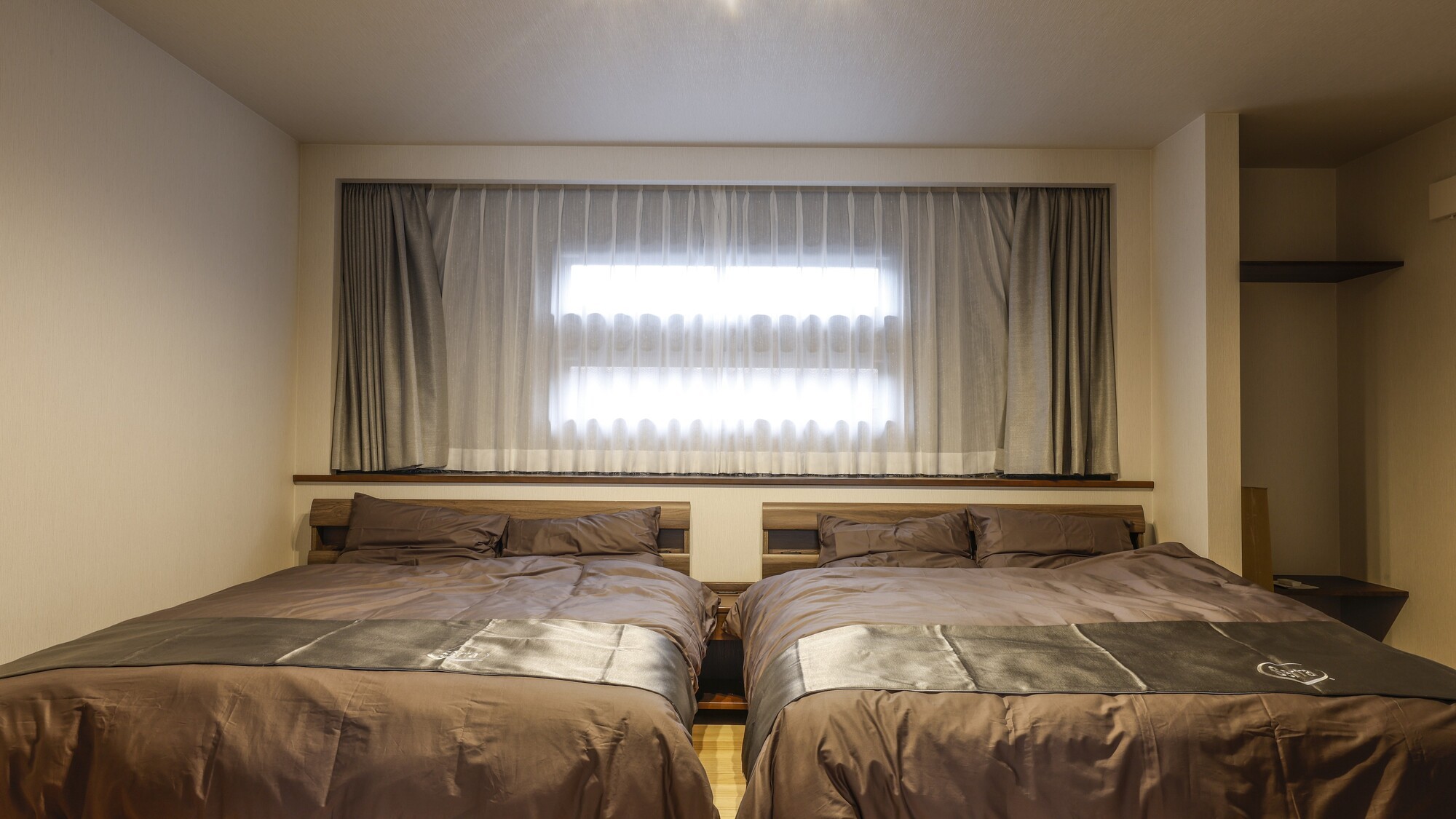 クイーンベッド2台を備えた贅沢なベッドルーム