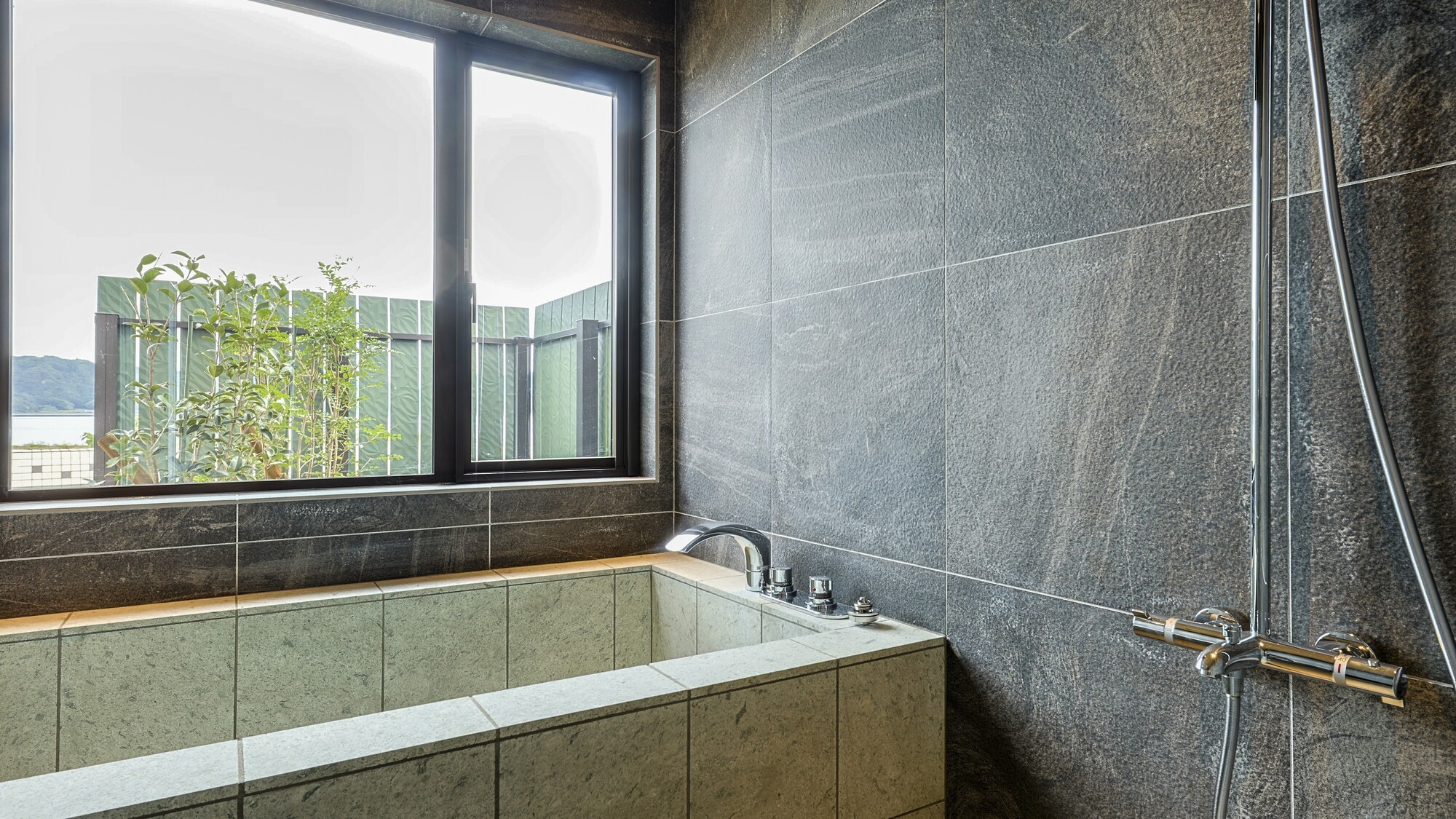 宮津湾を望む石造り浴槽のプライベートバス