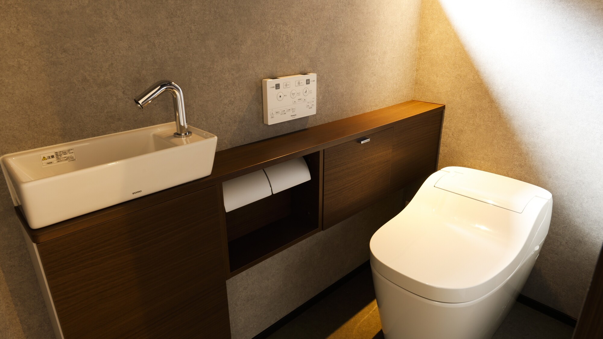 清潔感とデザイン性を備えた別邸ラグジュアリーヴィラのトイレ