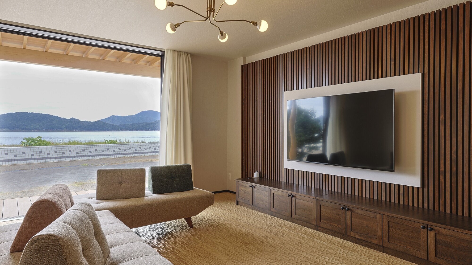 宮津湾の絶景を望む開放的なリビング空間