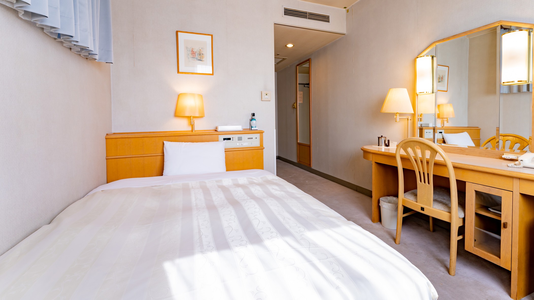 シングルルーム　　　　　　ベッドサイズは135cm　　お部屋の広さは18㎡　加湿空気清浄機