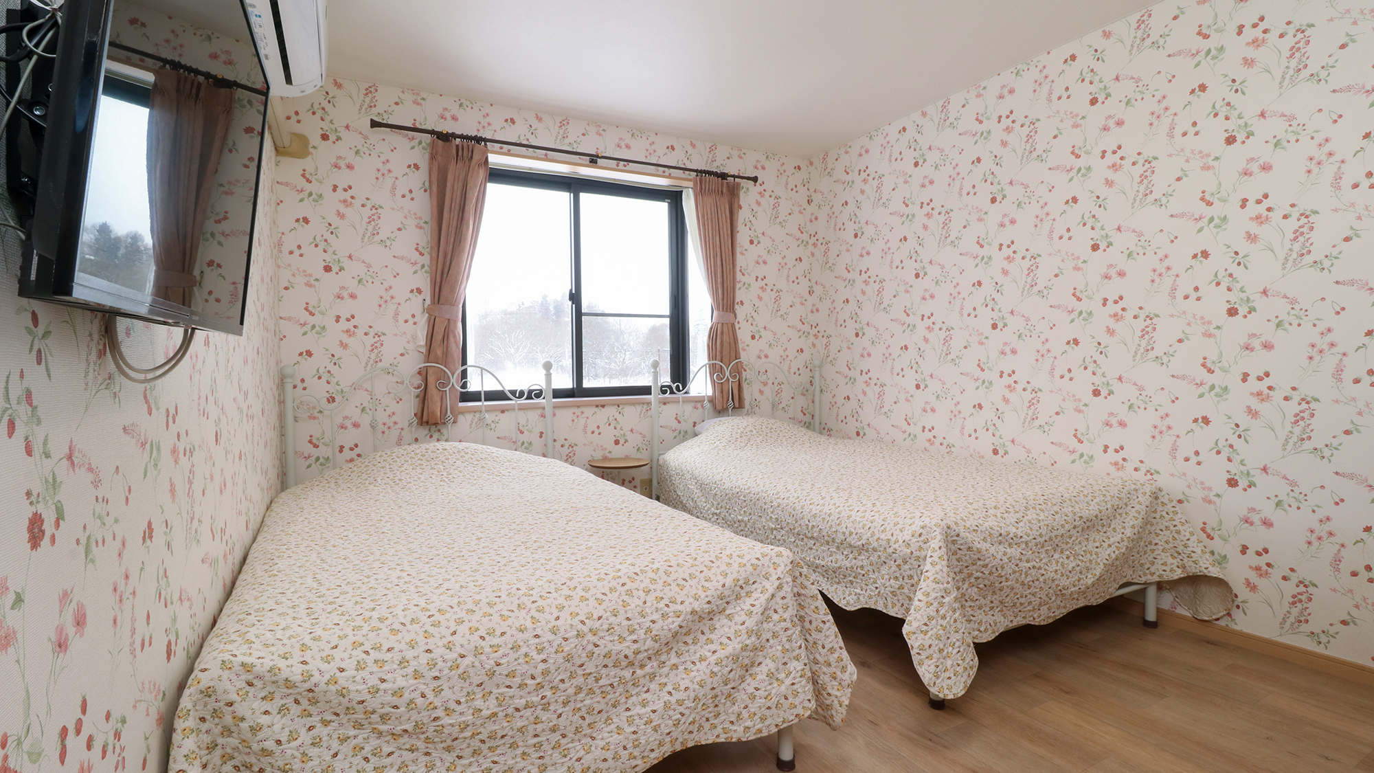 #マーテル　花の壁紙が素敵な雰囲気