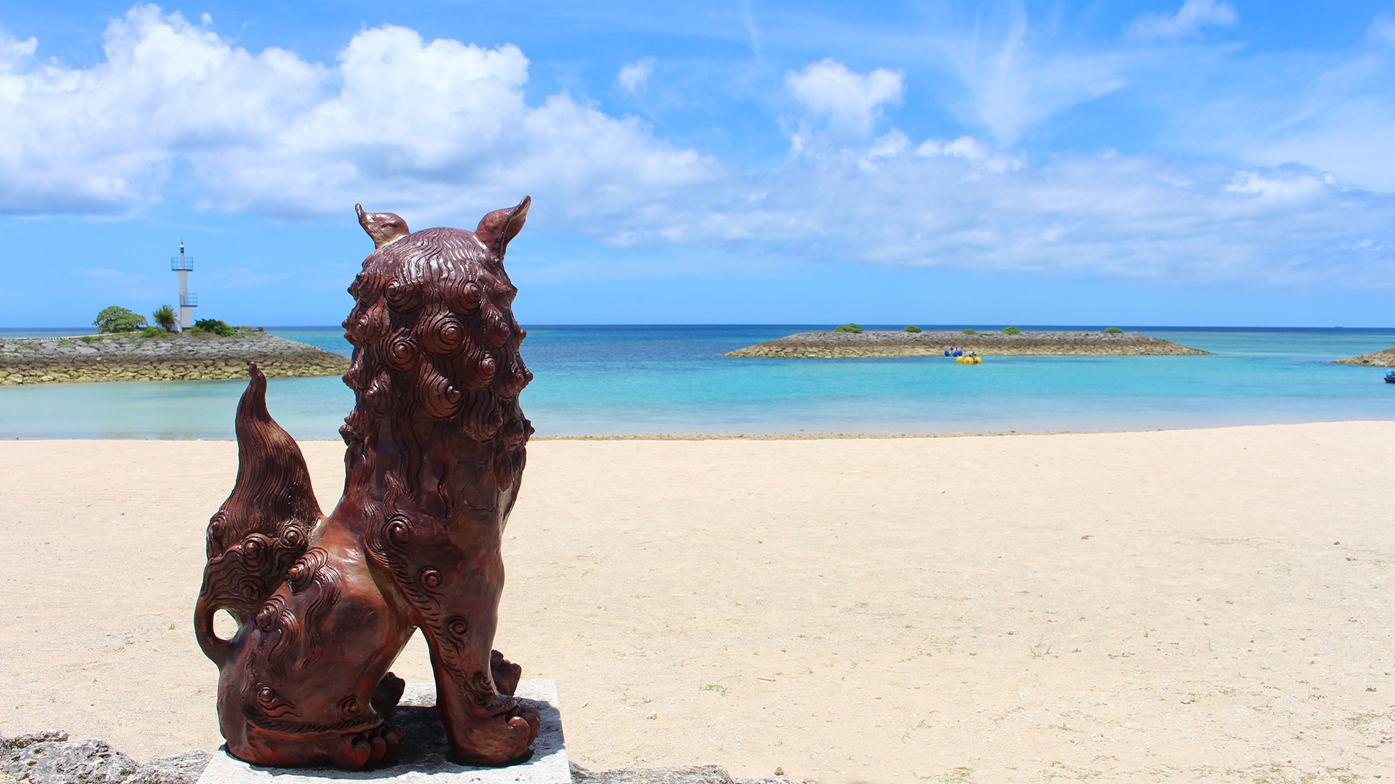 ホテル目の前のビーチを見守るシーサー