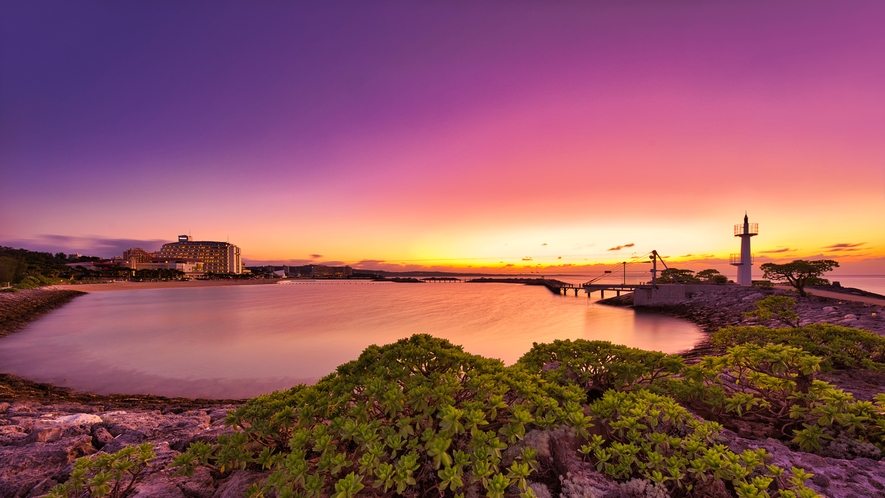 【フォトジェニックスポット】海上遊歩道に囲まれたサンマリーナビーチの夕景