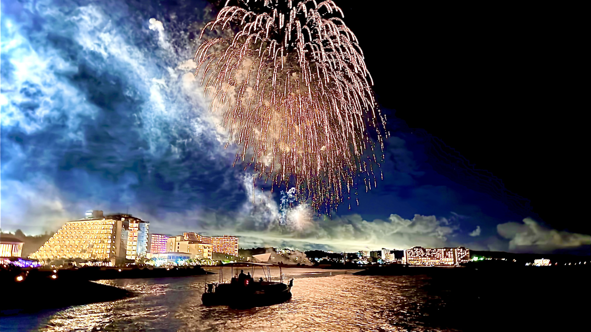 8月限定！船上花火ナイトクルーズ！