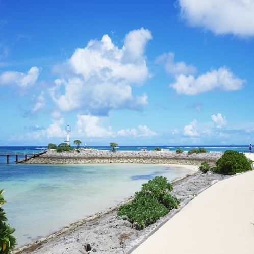 敷地内「海上遊歩道」はビーチを囲むように、離岸島まで続く遊歩道。