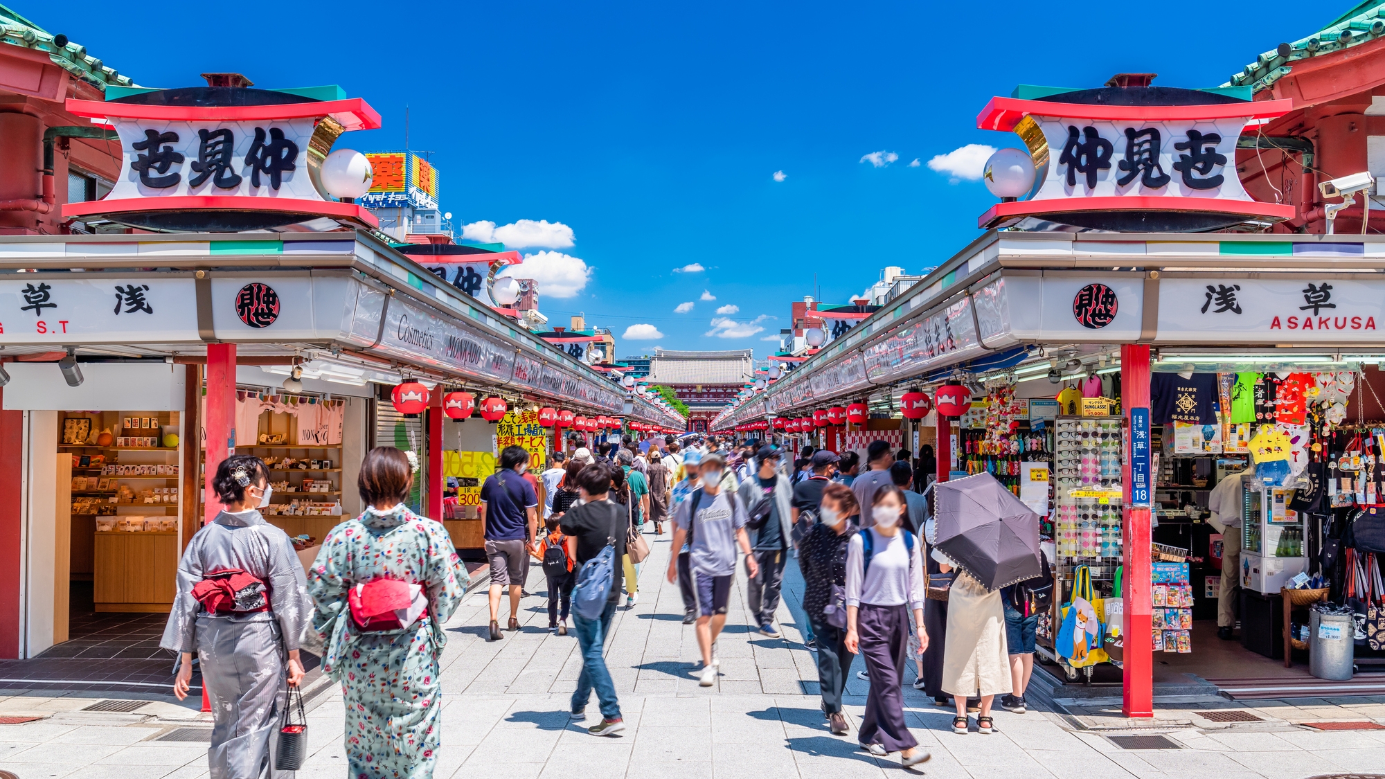 【当館から徒歩6分】浅草寺へと続く参道で、お土産や食べ歩きを楽しめる「仲見世通り」