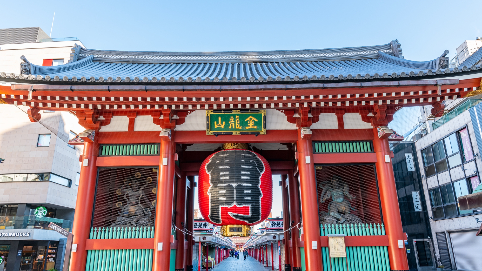 【当館から徒歩7分】浅草を代表する観光地。巨大な提灯は写真映えする「雷門」