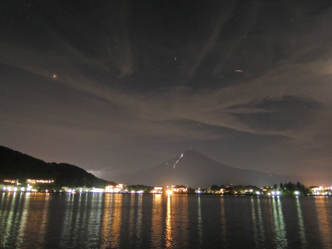 夏の夜の富士山