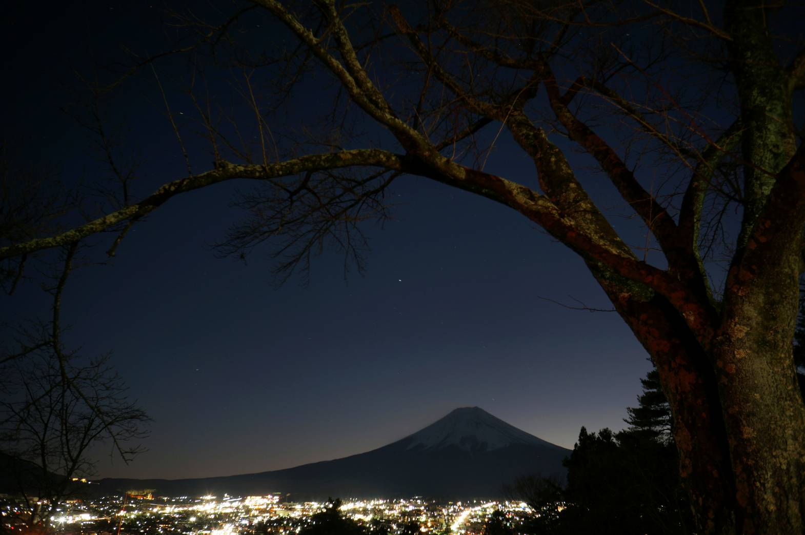 峠からの夜景です