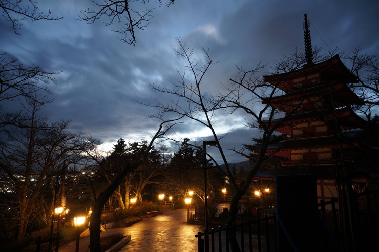 夜の忠霊塔