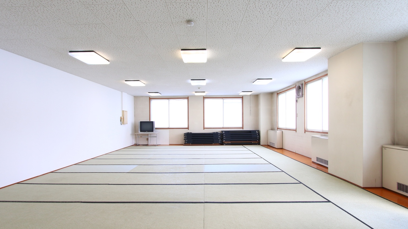 コンベンションホール（小）約４０畳の畳仕様です。会議等にご活用していただいてます。