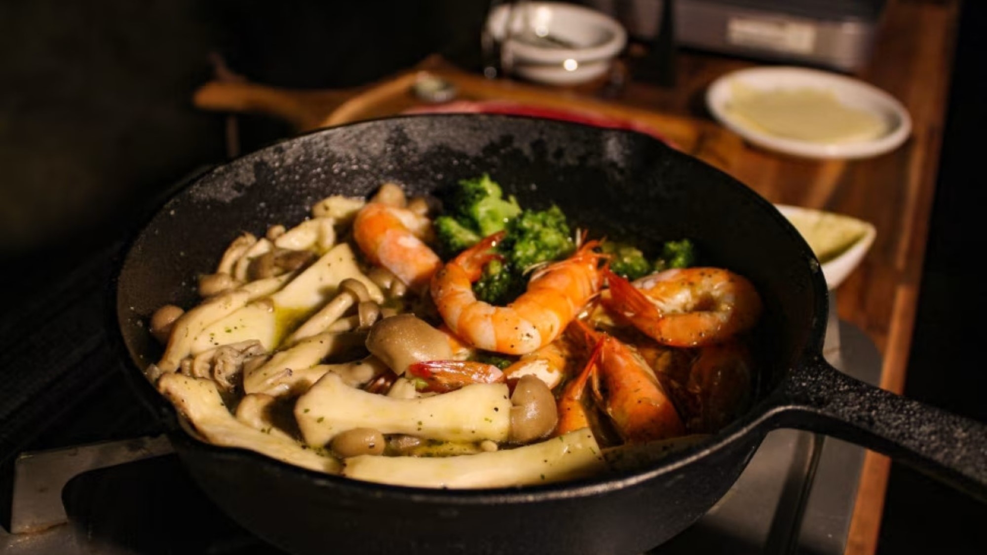 ゆったりテントでグランピング＆温泉でのんびり｜リブロースステーキBBQディナー＆モーニング