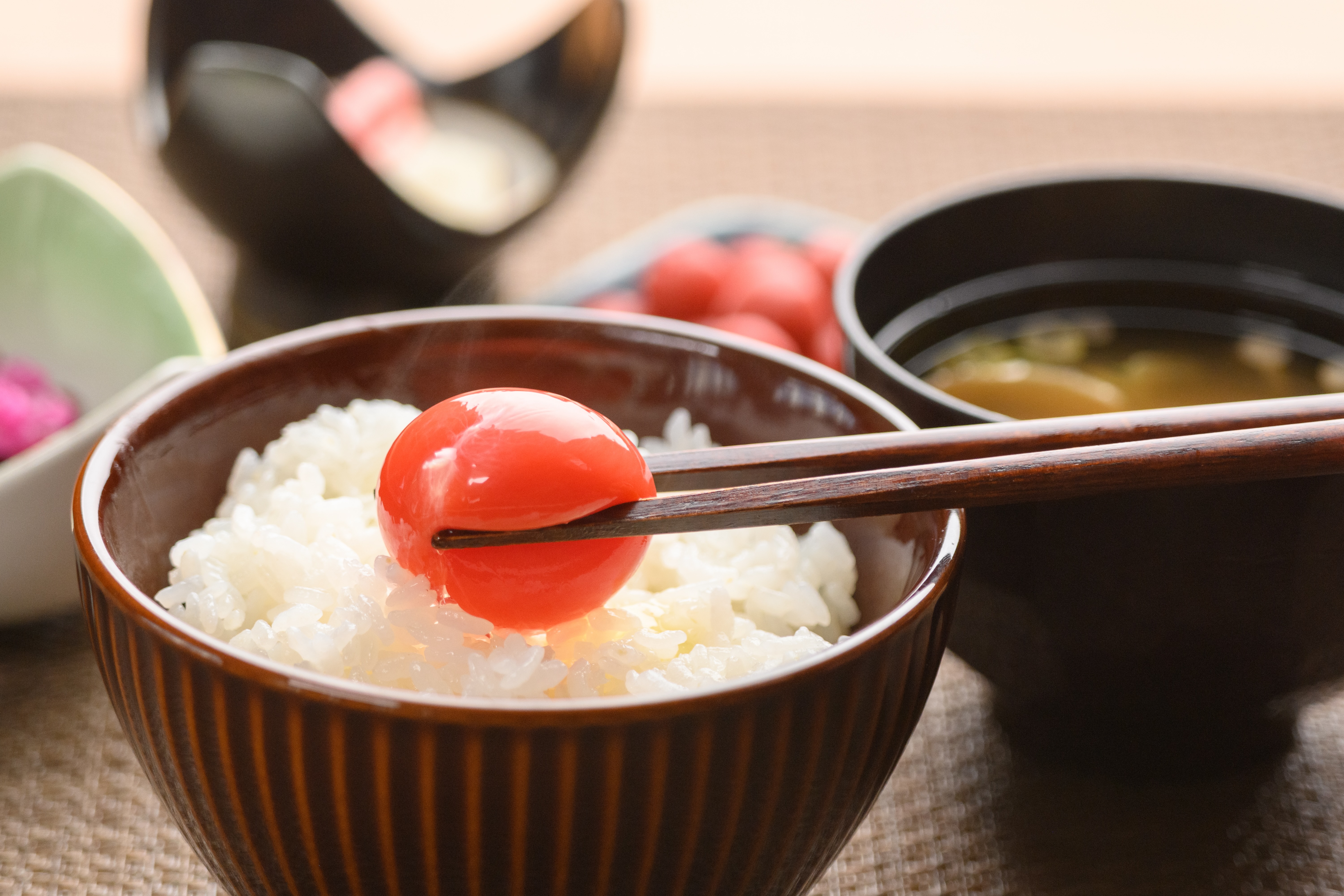 朝食ハーフビッフェ 箱庭卵「茜」の卵かけご飯 旨みたっぷりの濃厚な赤玉卵