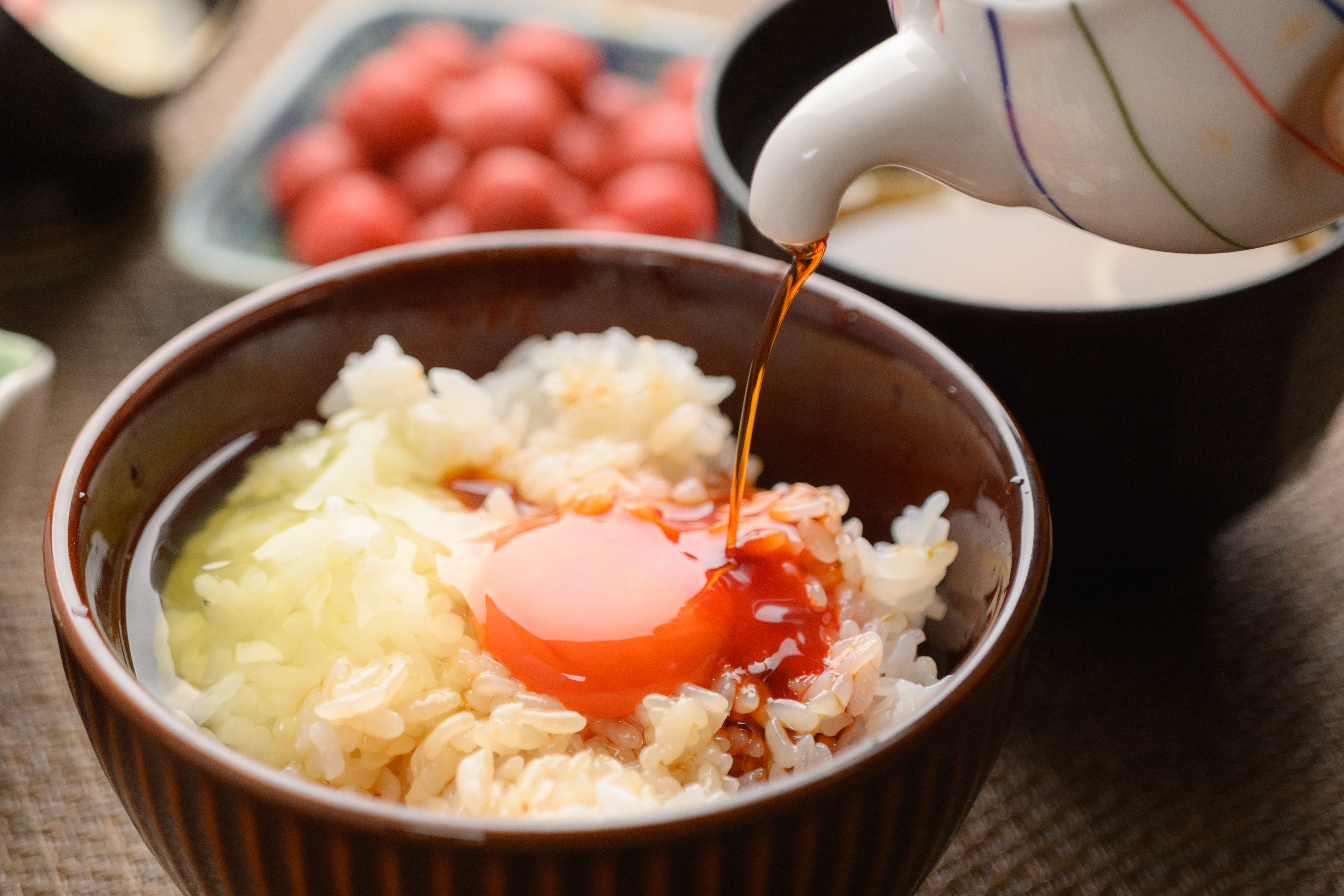 朝食ハーフビッフェ 箱庭卵「茜」の卵かけご飯 旨みたっぷりの濃厚な赤玉卵