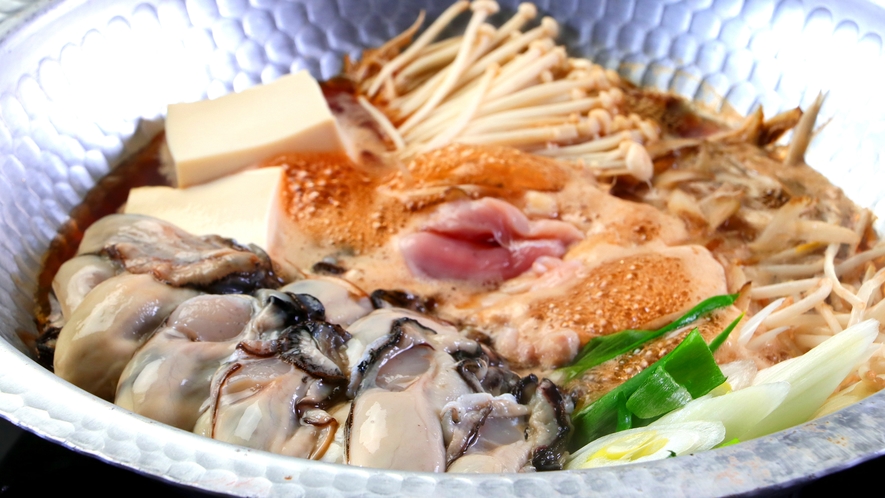 【牡蠣すき焼き】当館の牡蠣鍋はすき焼き！すき焼きのたれと濃厚牡蠣の旨味がたまらない一品です